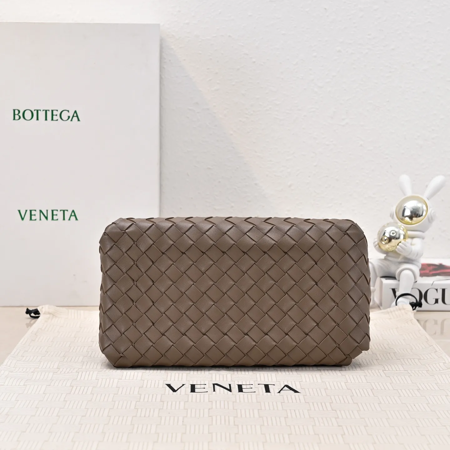 Batch 2060 BOTTEGA VENETA 2025 Autumn New Product Medium Parachuta The long-awaited new medium parachuta is here, with a unique appearance and iconic metal knots, and a whole piece of leather folds the four corners into a parachute shape! The exquisite Knot metal buckle is like putting jewelry on a bag. It is high-end and elegant. Its super capacity can hold all your things! The overall effect of this bag is very different from before. It is neither too delicate to provide a large capacity nor too bulky because of its practicality. It simply provides a perfectly suitable bag for casual and simple people👜 Style number: 5921 Size: 29.5*18.5*17.5cm